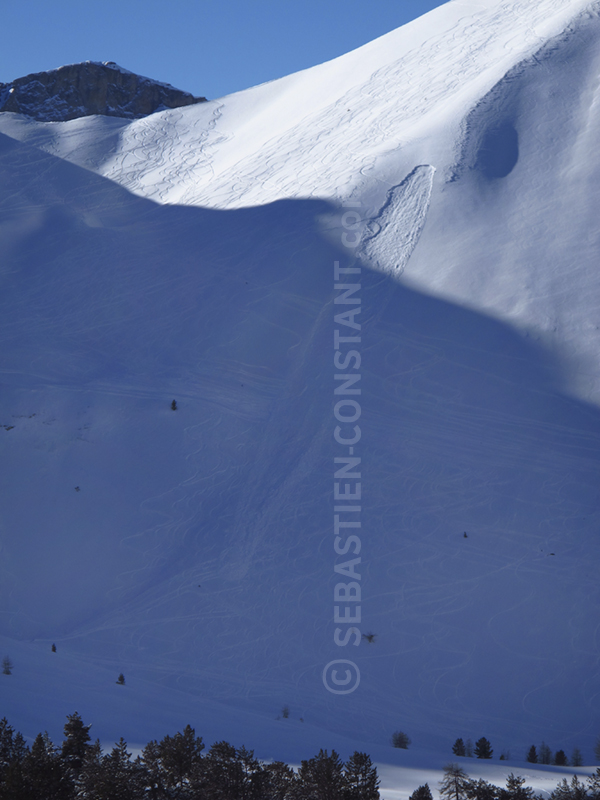 Avalanche de plaque déclenchée par un groupe de 5 skieurs / Arpelin - Cervières (Massif du Queyras)