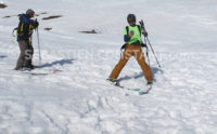 Garder ou pas les skis pour effectuer la recherche à l'aide du DVA, c'est un choix stratégique à adapter en fonction de la situation.